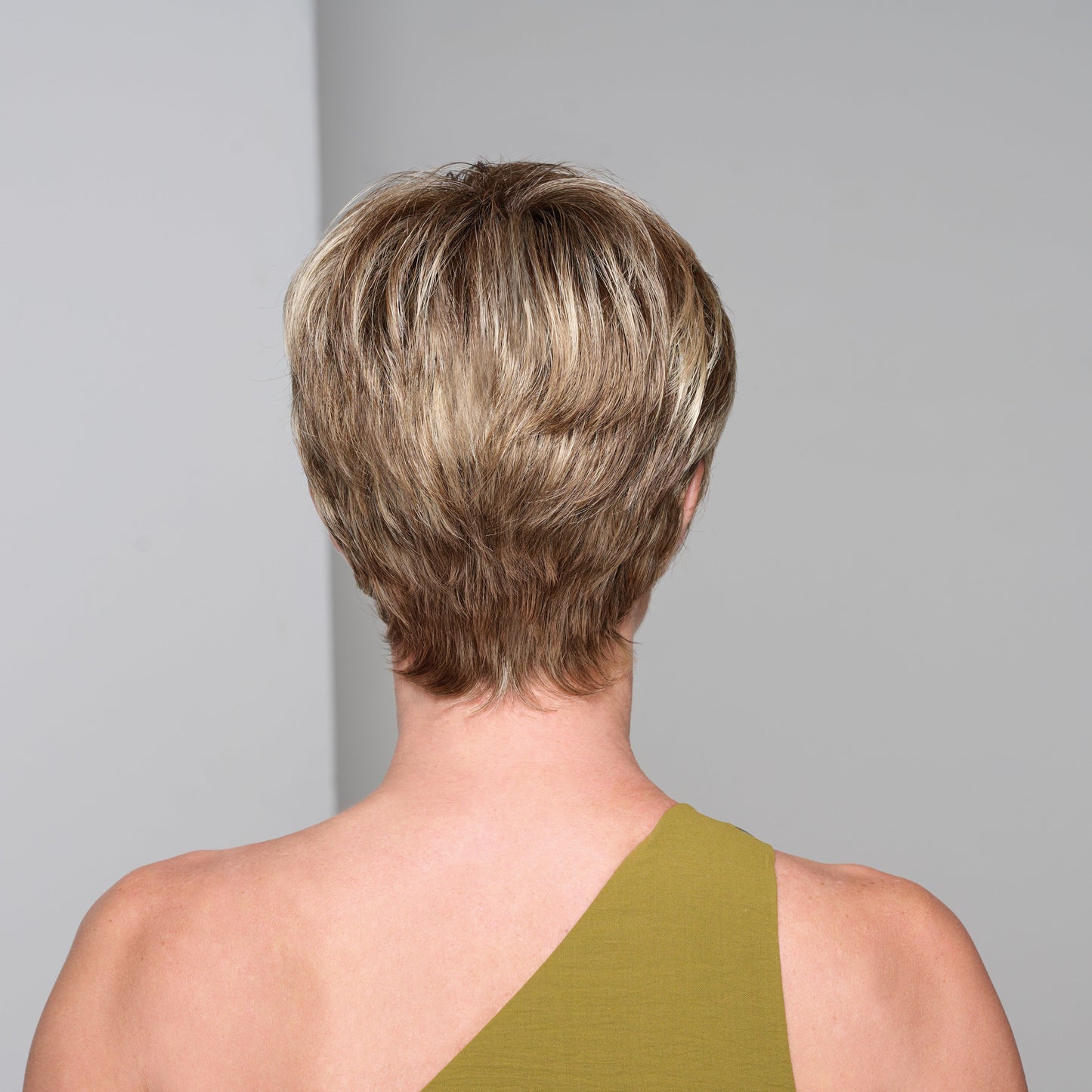 Winner Premium back view shown in R16/22SS